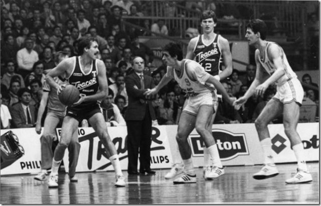 Coppa Campioni 1986/87 - Girone di Semifinale. Prima giornata di ritorno (29-01-1987) - Tracer Olimpia Milano - EB Orthez 84-75 (35-30) Mike D'Antoni è curato da Freddy Hufnagel mentre sul blocco l'avversario di Vittorio Gallinari è Didier Gadou